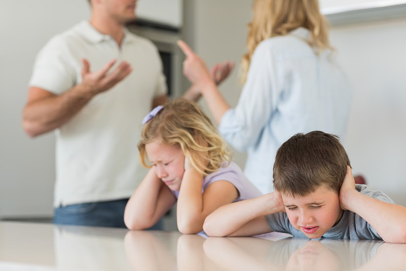 当父母在家里争吵时，孩子们捂着耳朵图片素材