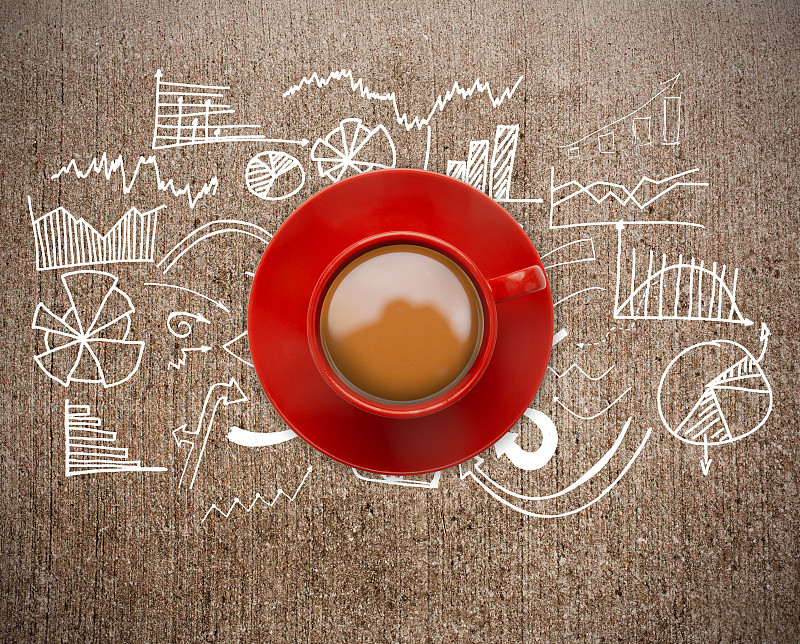 红色的咖啡杯在风化的表面上涂鸦图片素材