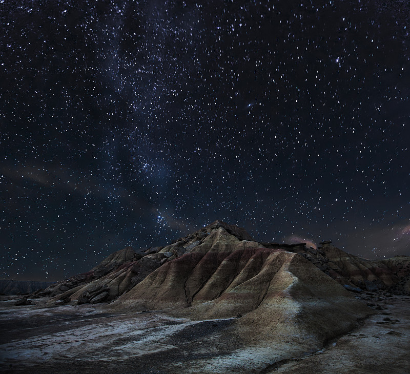 西班牙纳瓦拉的岩石上有银河图片下载