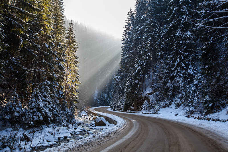 冬天的公路。图片下载