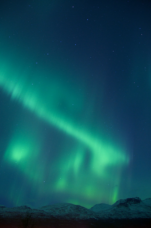 挪威山脉上空的北极光图片下载