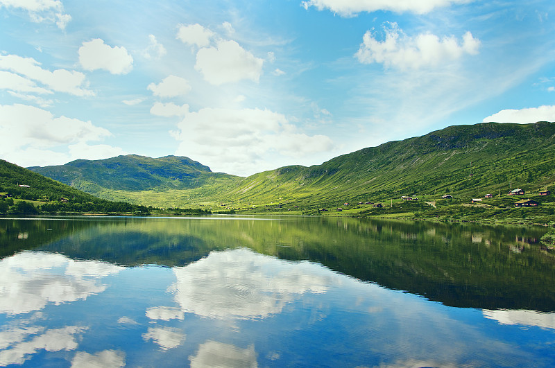 挪威古德布兰德山谷，绿色的山丘倒映在湖中图片下载