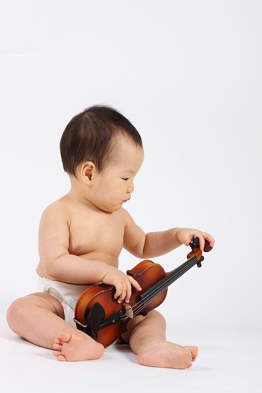 拉小提琴的男孩图片下载