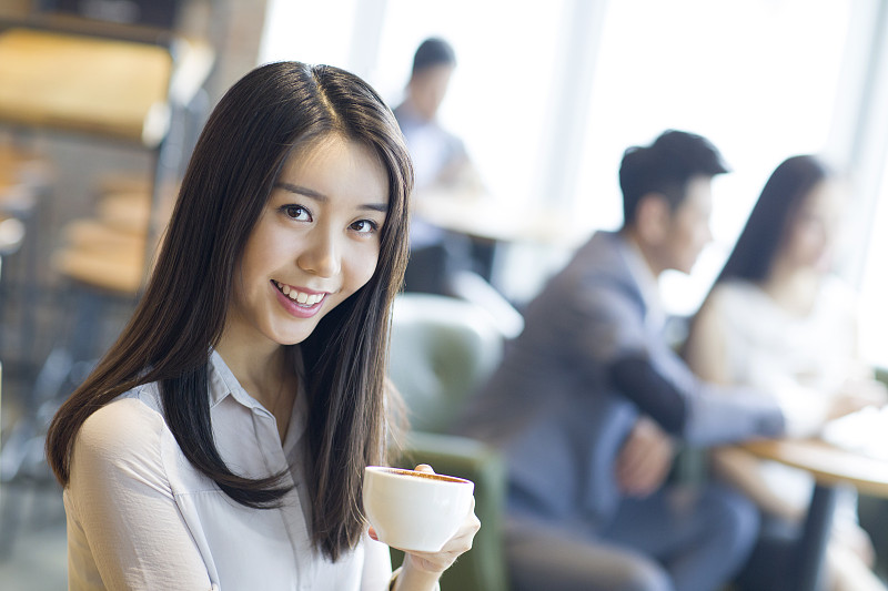年轻女士在咖啡厅喝咖啡图片下载