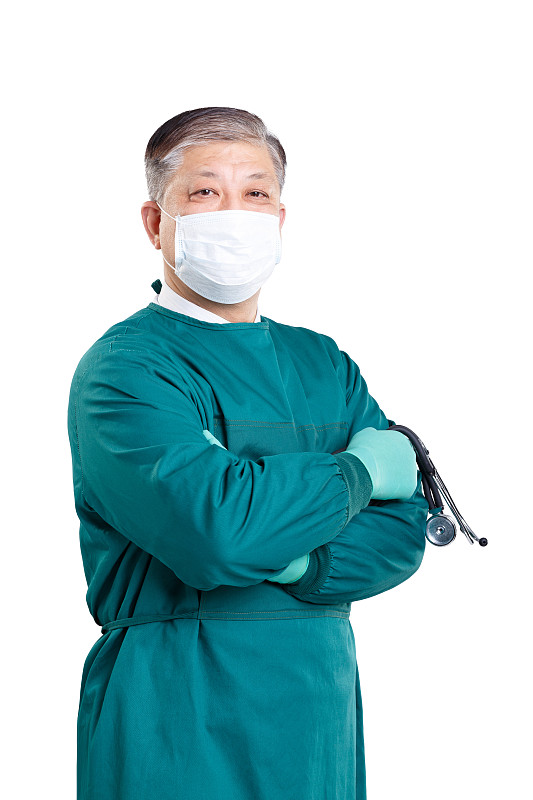 带口罩穿绿色手术服的老年男医生图片下载