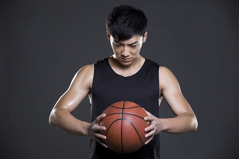 年轻男子拿着一个篮球图片下载