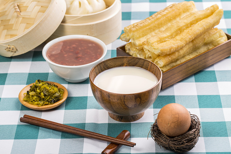 餐桌上的中国的特色早餐图片下载