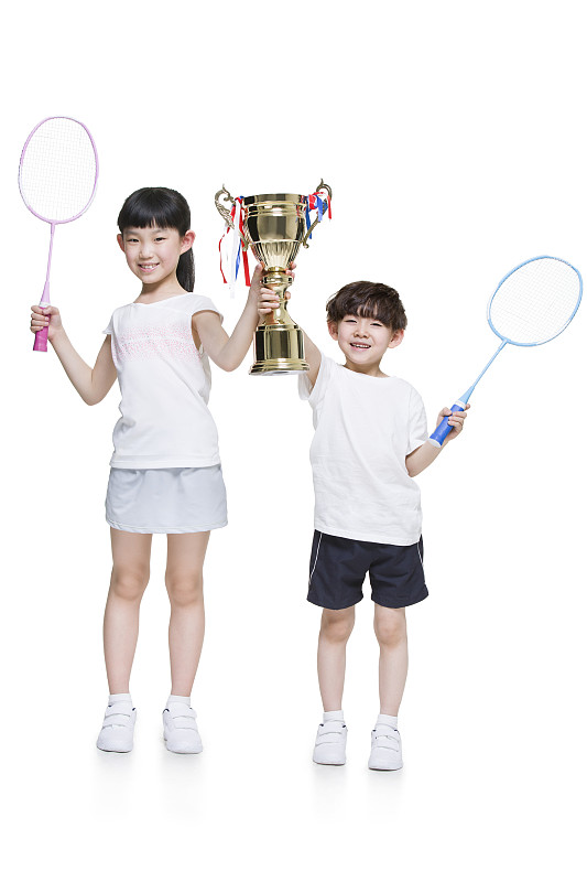可爱的儿童拿着羽毛球拍和奖杯图片下载