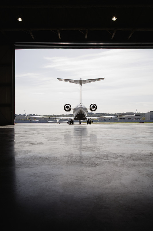 私人飞机停在机库外图片素材