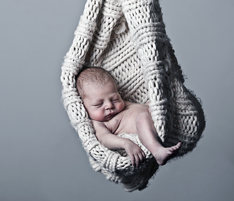 刚出生的女婴(0-1个月)在毛料荚内图片下载