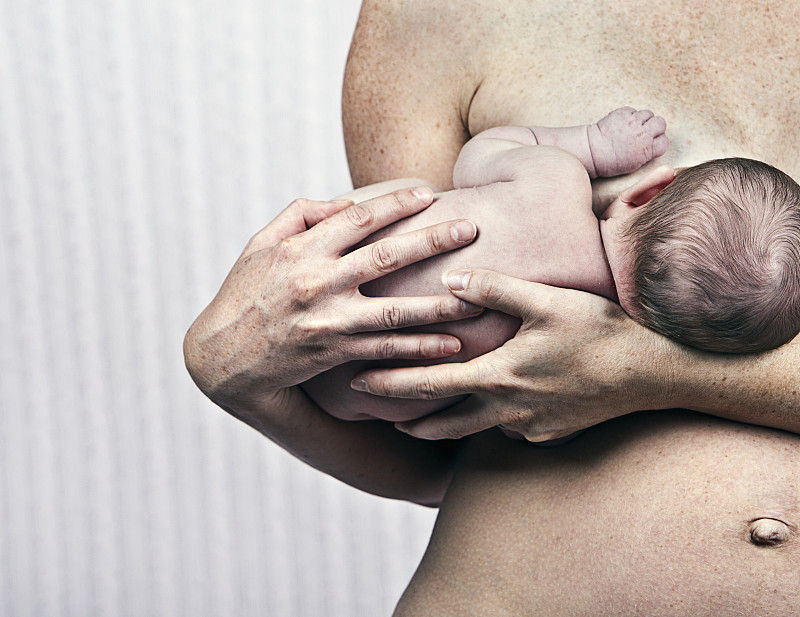 母亲母乳喂养新生儿(1-6个月)图片素材
