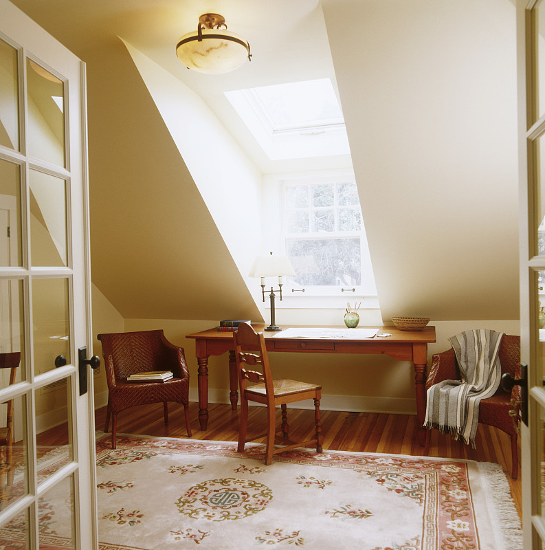 阁楼空间用于一个舒适的隐居在一个优雅的现代住宅图片下载