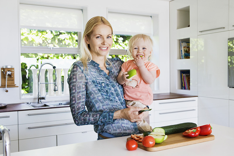 母亲和女儿(12-23个月)在厨房图片素材