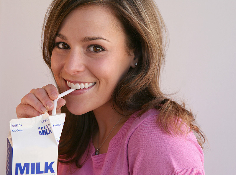 女人喝牛奶图片素材
