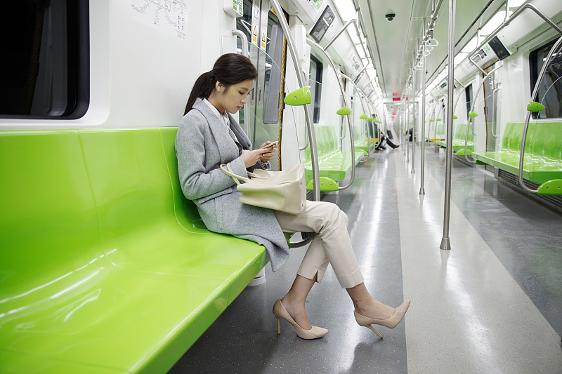 商务青年女人乘地铁图片下载