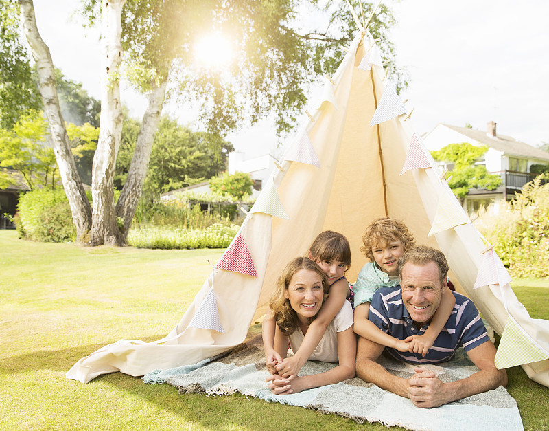 一家人在后院的帐篷里放松图片下载