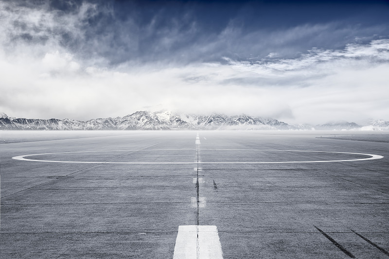 雪山云海背景的机场停机坪图片下载
