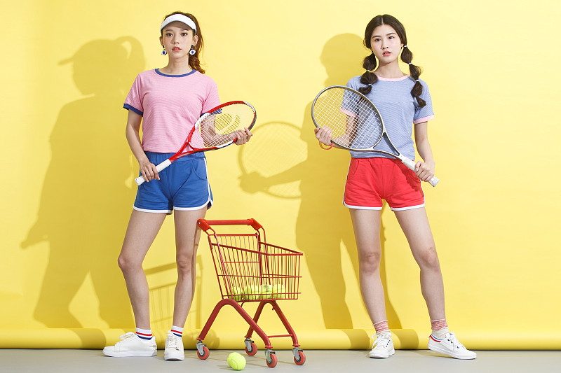 年轻女孩打网球图片素材