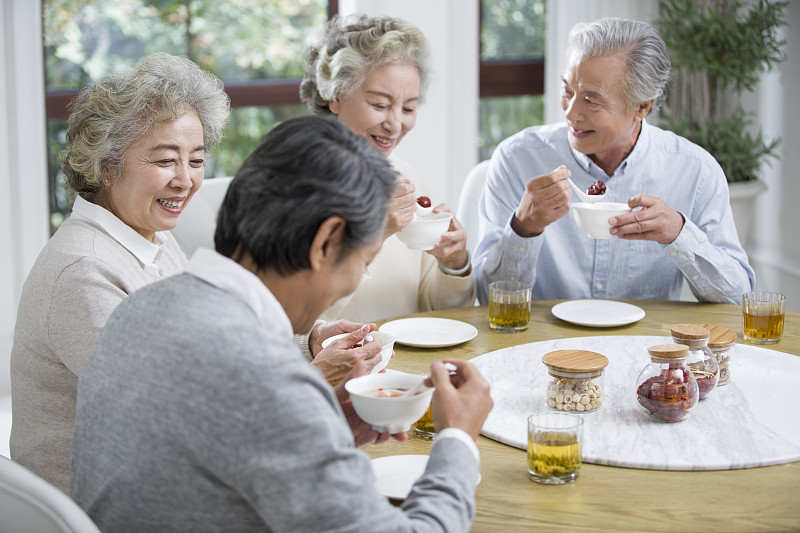 快乐的老年人聚在一起吃饭图片下载