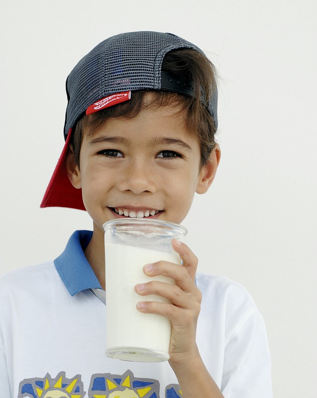 拿着一杯牛奶的男孩图片下载