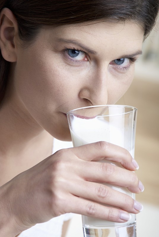 喝牛奶的女人图片下载