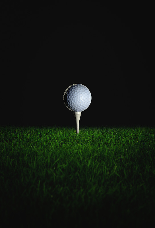 高尔夫球在高尔夫球座图片下载