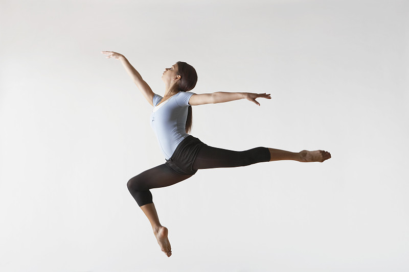 芭蕾舞演员在半空中跳跃图片下载