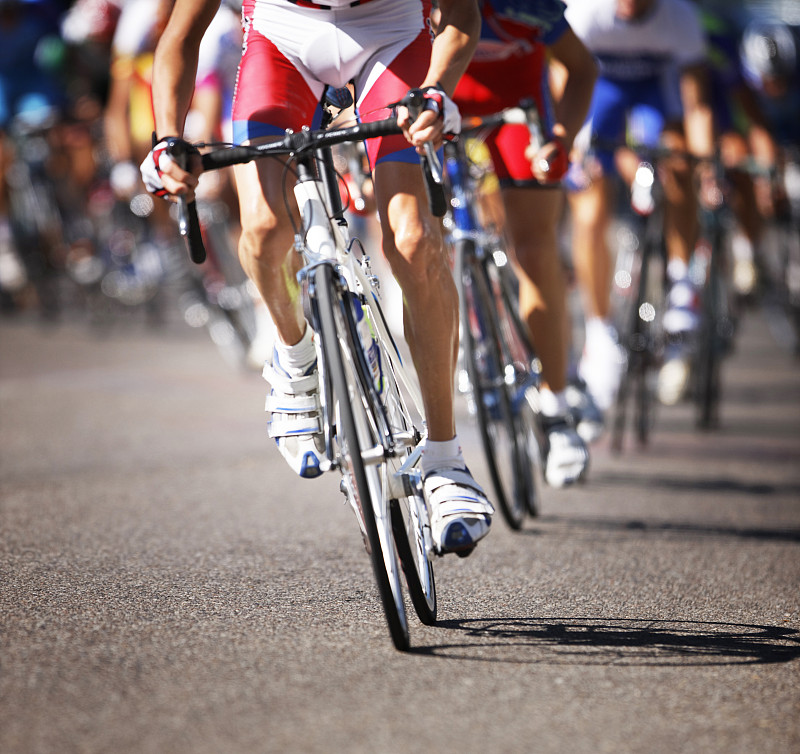 骑自行车比赛。彩色图像图片下载
