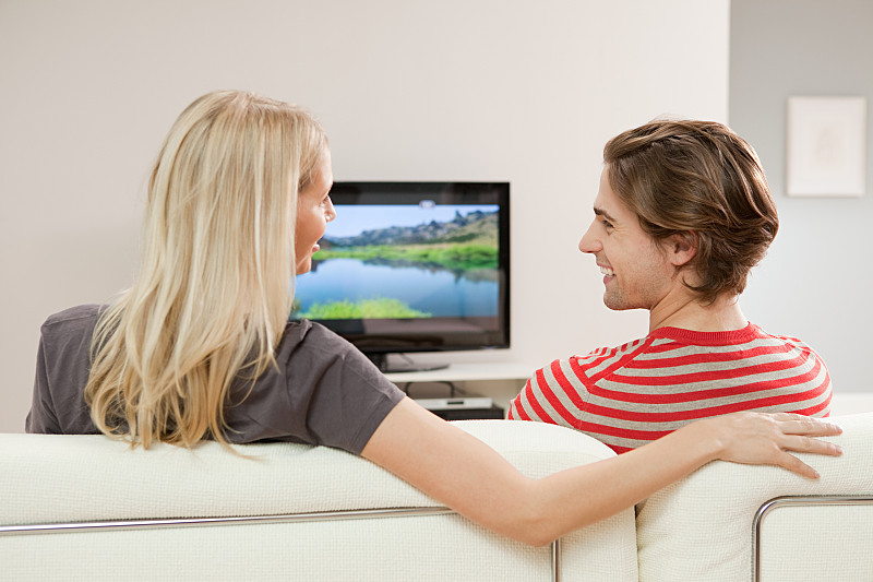 年轻夫妇看电视图片下载