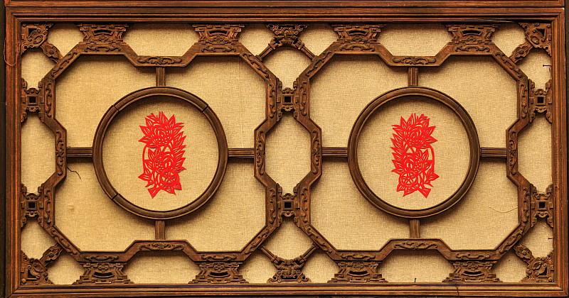 中国传统窗户上的剪纸艺术图片下载