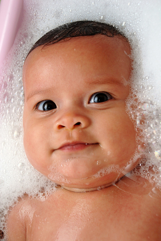 婴儿在泡泡浴的肖像图片下载
