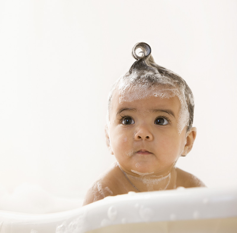 混血女婴在洗澡图片下载