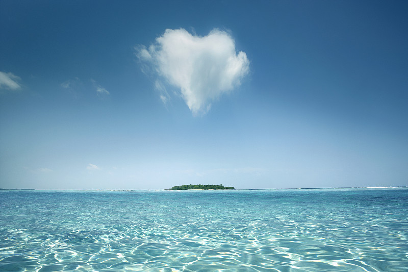 热带水域上空的心型云图片下载