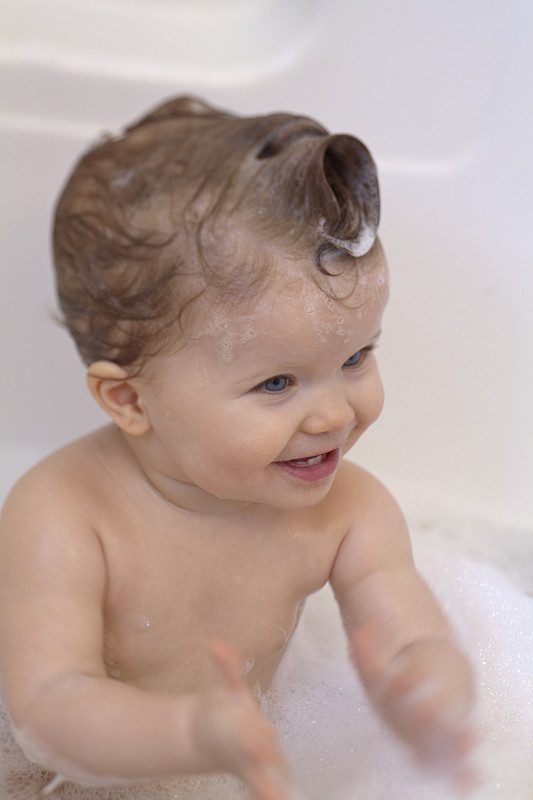 浴缸里的女婴图片下载