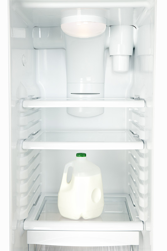 牛奶在冰箱里图片下载