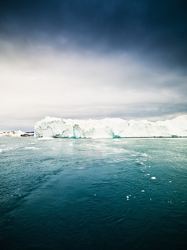 北冰洋雄伟的冰山北极XXXL图片下载