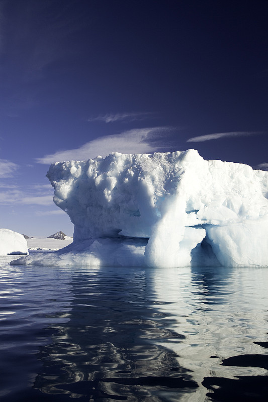 南极洲的冰山拱门图片下载