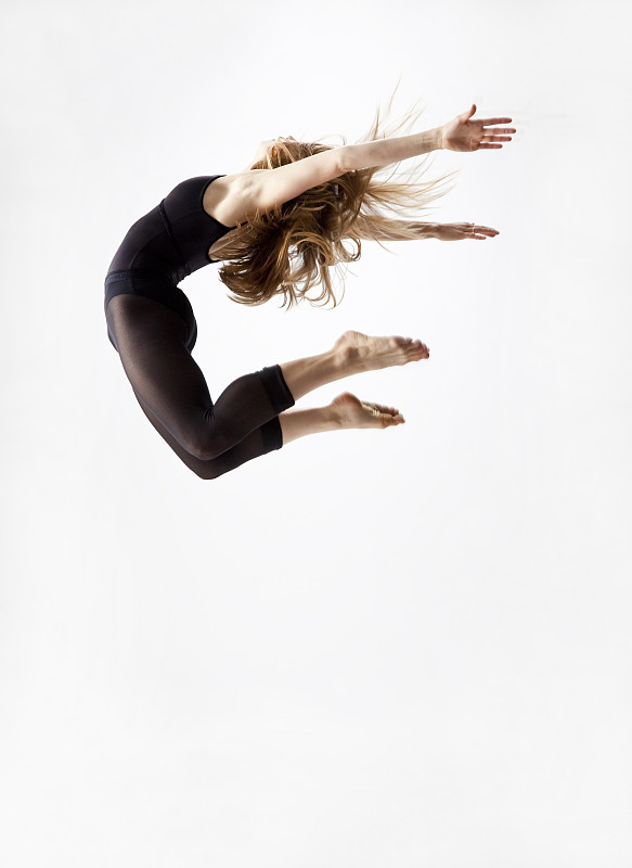 现代舞舞者在空中跳跃图片下载