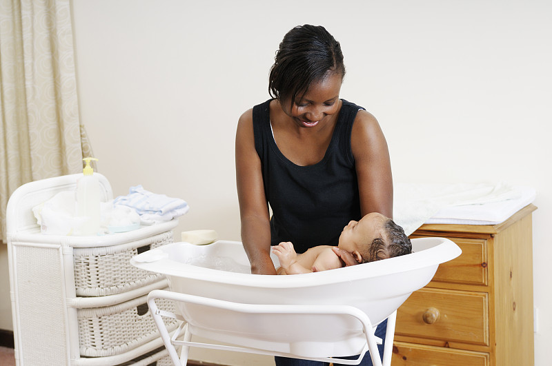 非洲裔美国妇女支持和清洗婴儿图片下载