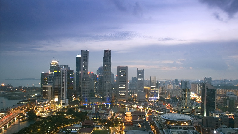 日落时新加坡天际线的鸟瞰图图片下载