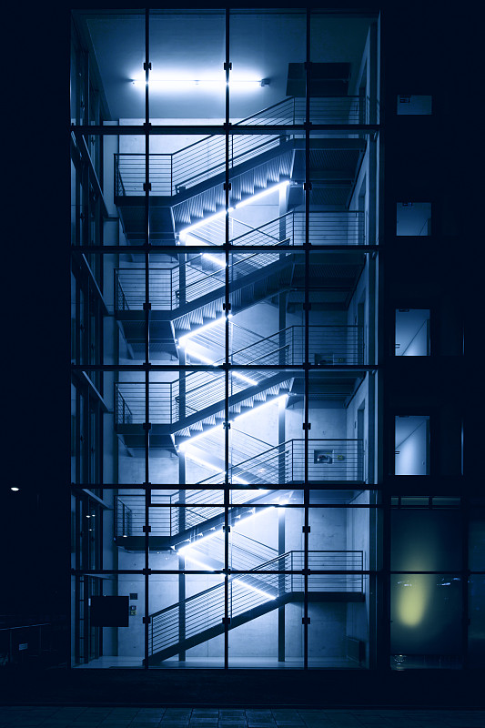 照明的现代商业楼梯图片下载