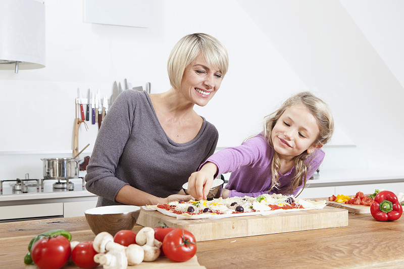 德国，巴伐利亚，慕尼黑，母女俩在厨房里准备披萨图片下载