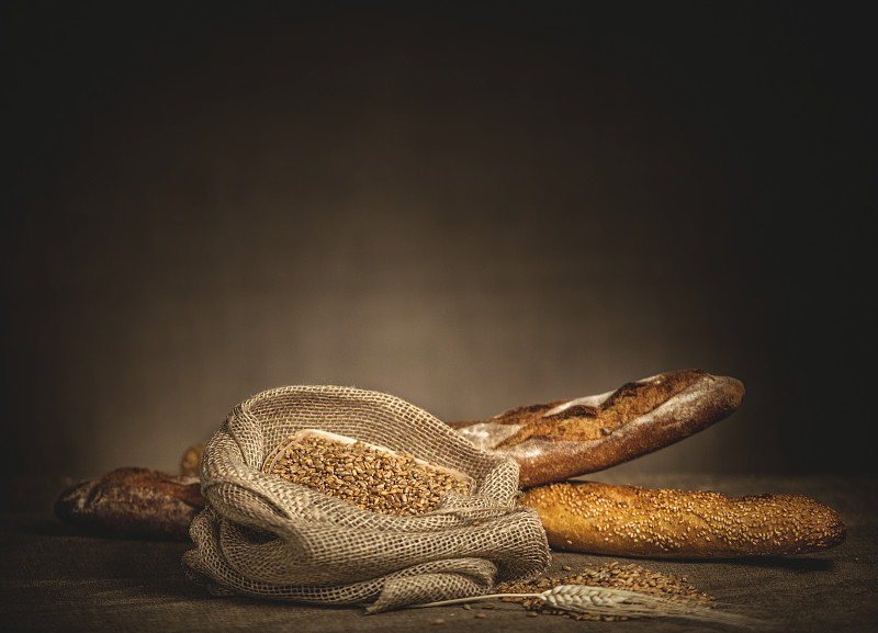 背景是一袋谷物和面包。图片下载