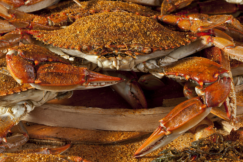 煮过的螃蟹和老湾香料图片下载