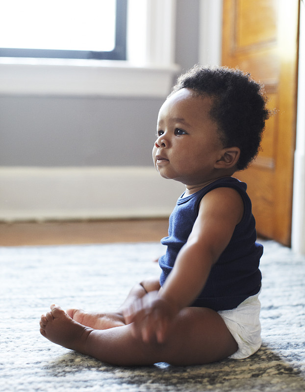 非裔美国婴儿坐在地板上图片下载