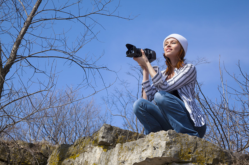 年轻女性摄影师探索，享受自然图片下载
