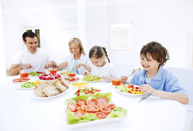 幸福的家庭一起在户外吃饭。图片下载
