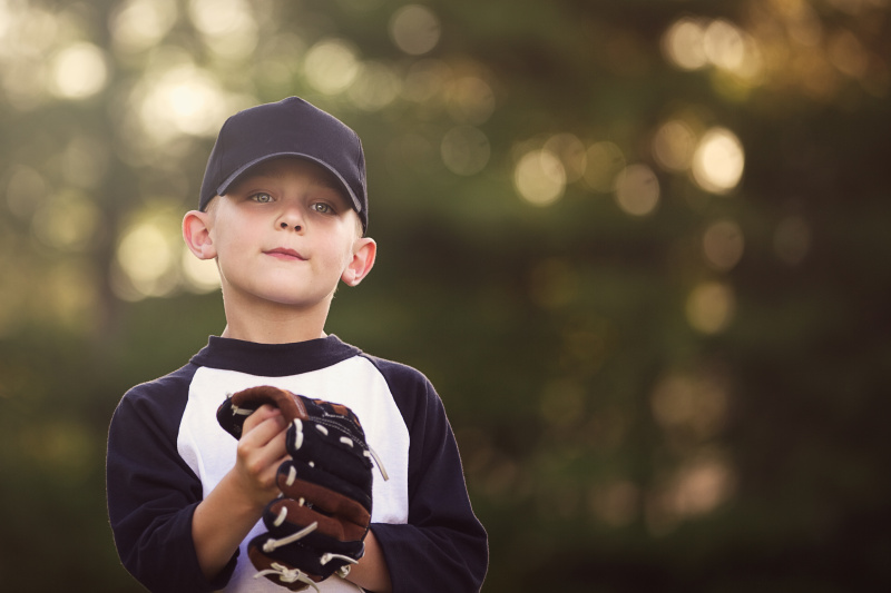 戴手套的年轻棒球运动员图片素材