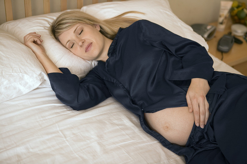 孕妇睡在卧室里，视野开阔图片下载