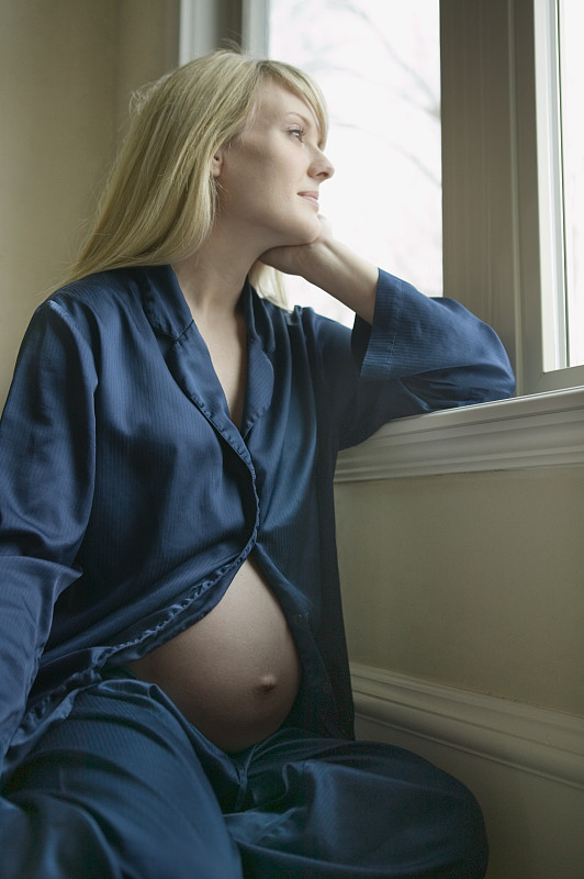 孕妇望着窗外，肖像图片下载